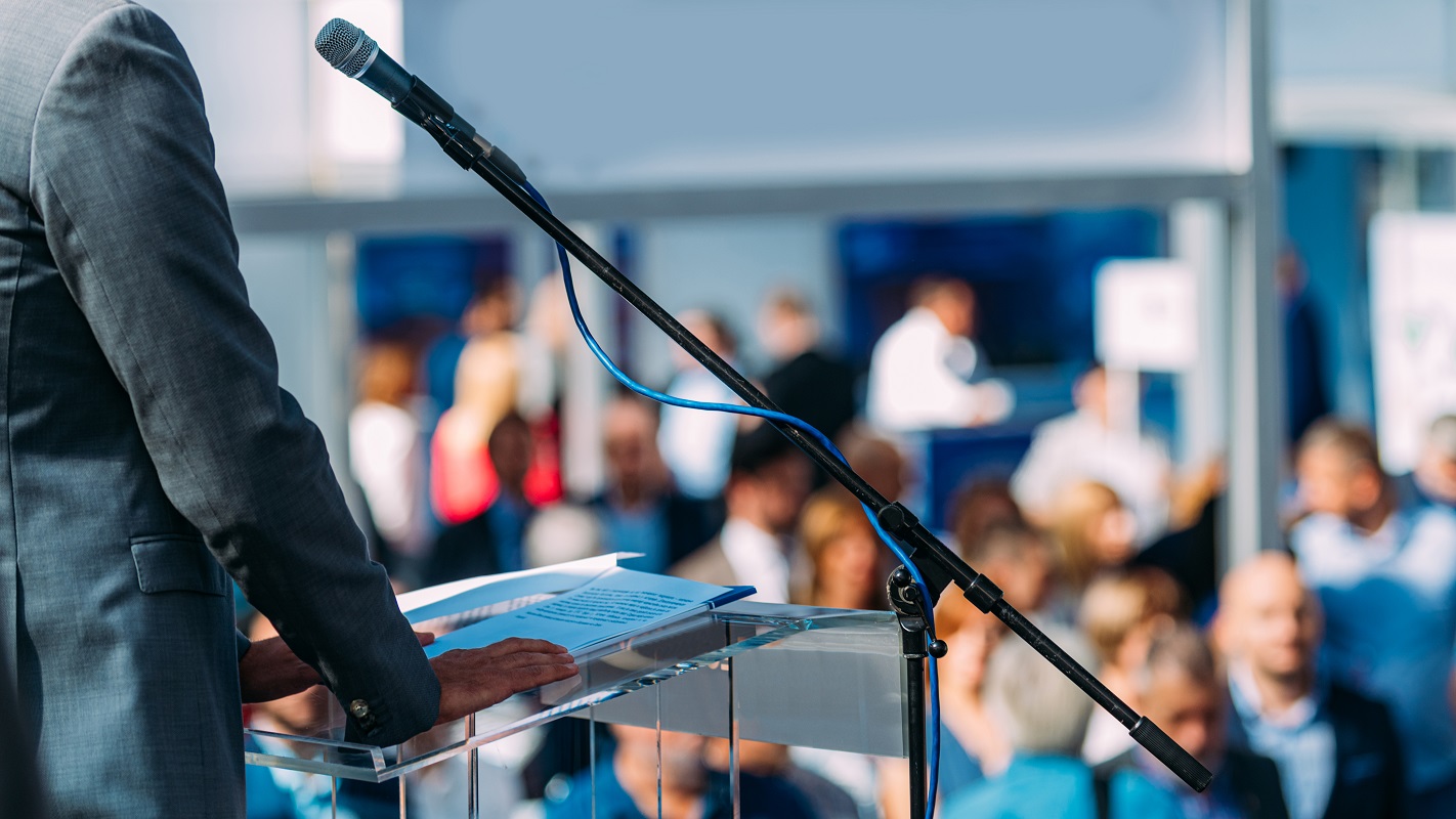 9 Tips Public Speaking untuk Menarik Perhatian Audiens